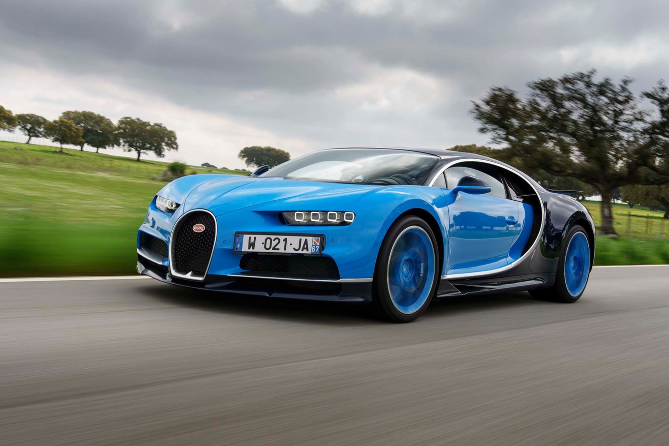 bugatti-chiron-front-three-quarter-in-motion-02