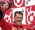 Der neue Formel 1 Weltmeister Michael Schumacher jubelt nach seinem Sieg beim Formel 1 Grand Prix von Japan