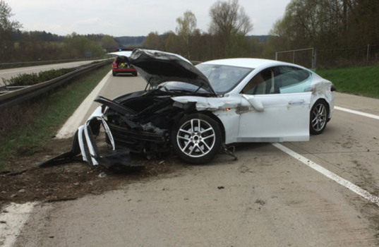 tesla-model-s-crashes-in-germany-driver-walks-away_1