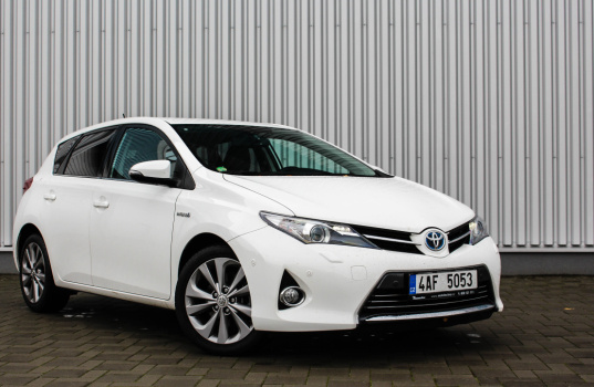 toyota-auris-hybrid-exterior-1