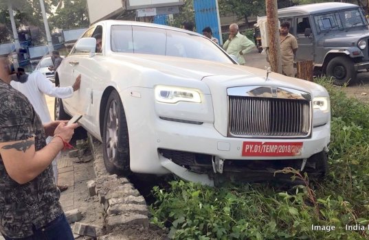 d34d8c9b-2018-rolls-royce-phantom-ghost-crash-india-mumbai-4