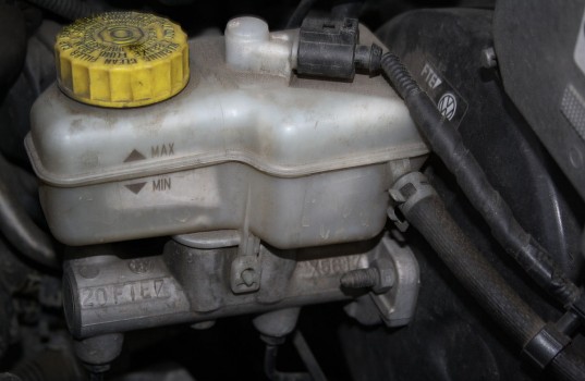 1200px-brake_fluid_reservoir_in_skoda_fabia_i