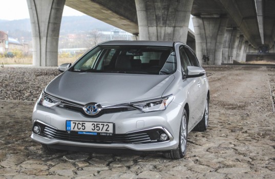 toyota-auris-hybrid-2