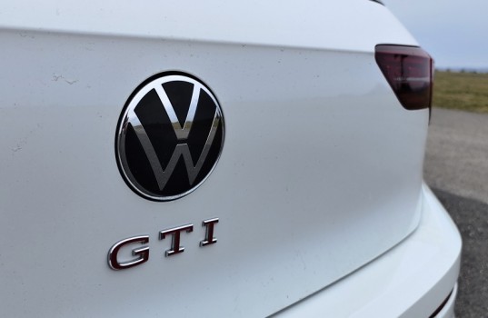 vw-golf-gti-2023-28