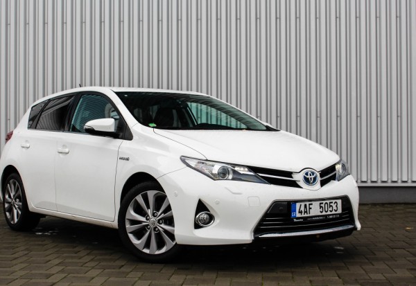 toyota-auris-hybrid-exterior-1