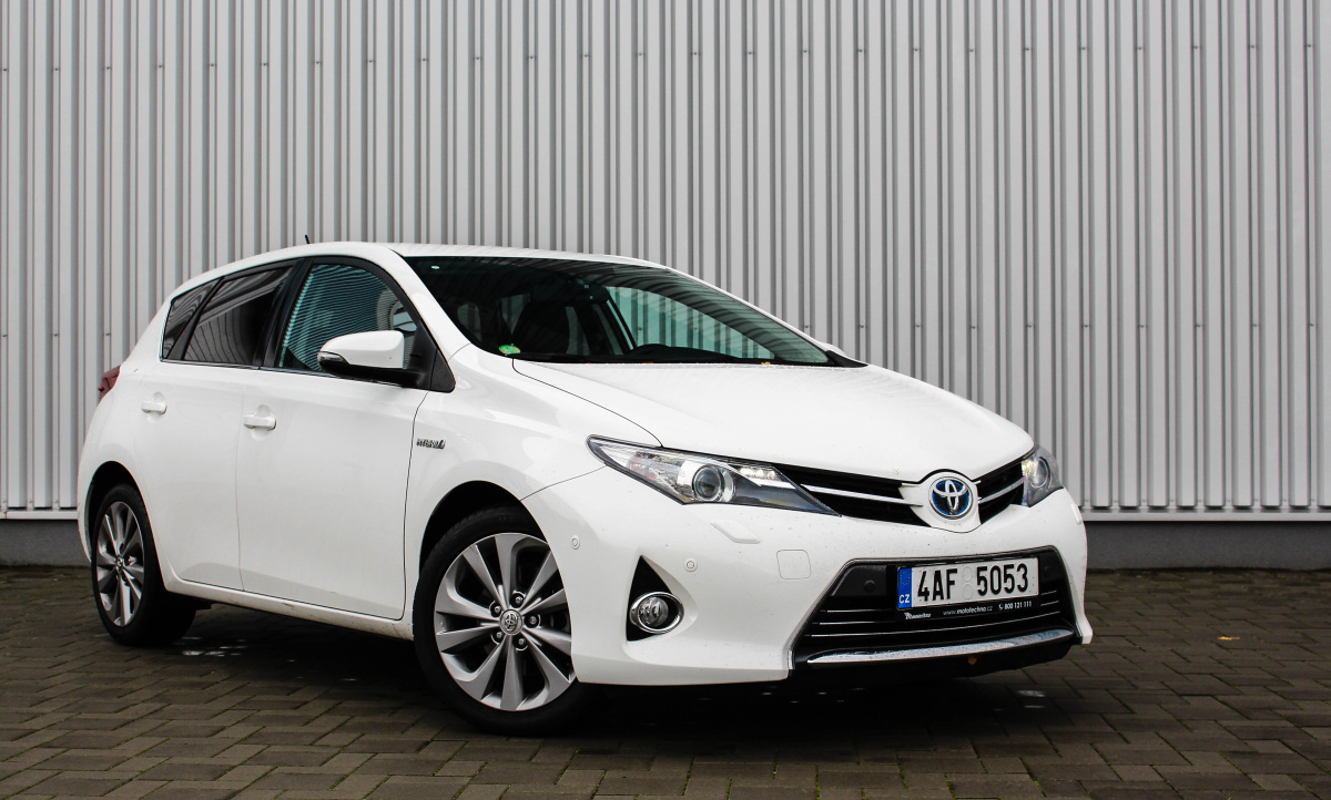 toyota-auris-hybrid-exterior-1