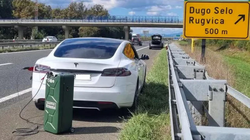 Nabíjecí kanystr pro vybité elektromobily: Může pomoci, ale za jakou cenu?