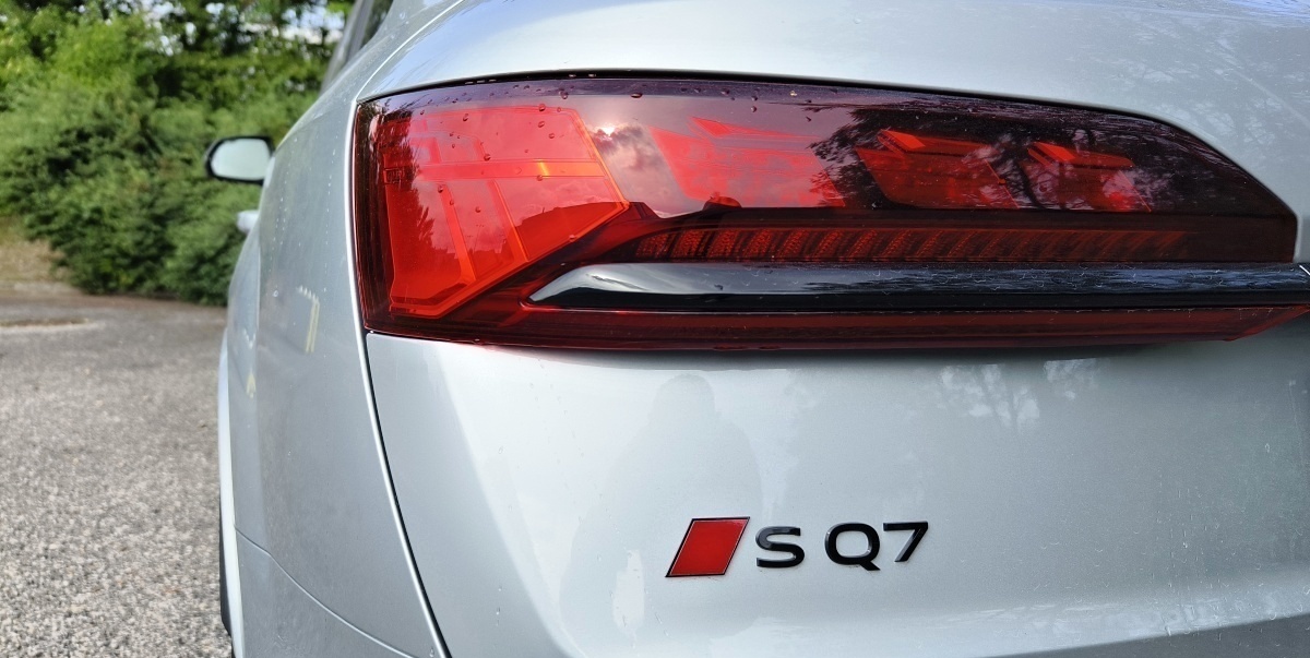 audi-sq7-2024-32