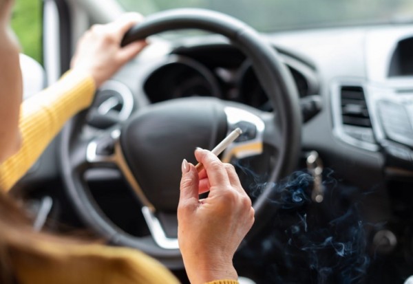 smoking-while-driving