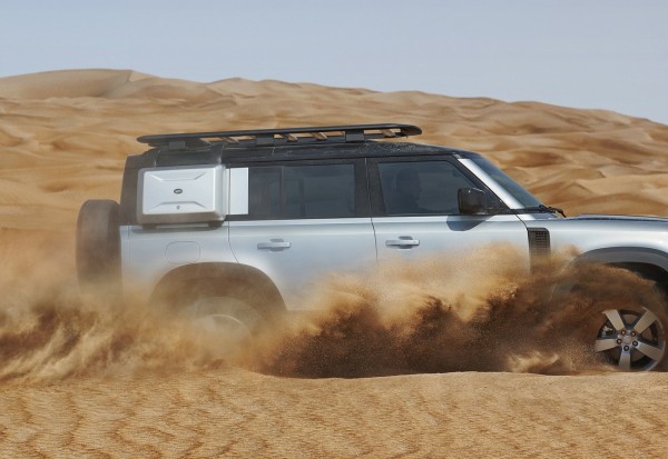 defender-110-off-road-desert-side-view