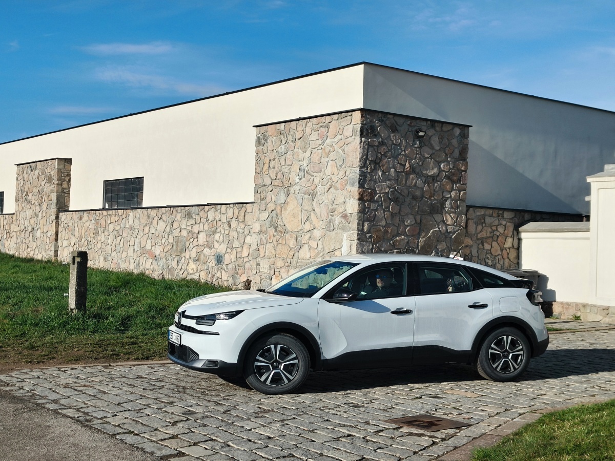 Nové auto pro normální lidi za nízkou cenu. Je praktické, pohodlné a skoro nic mu nechybí